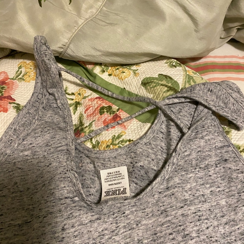 Large tank top - Picture 3 of 3